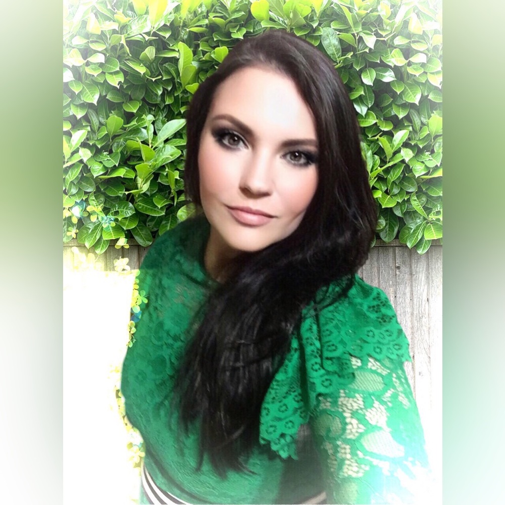 Meet your Level 2 Poshmark Ambass, Laney! Nice to meet y’all »LeT’s sHoP!« 🛒🛍️